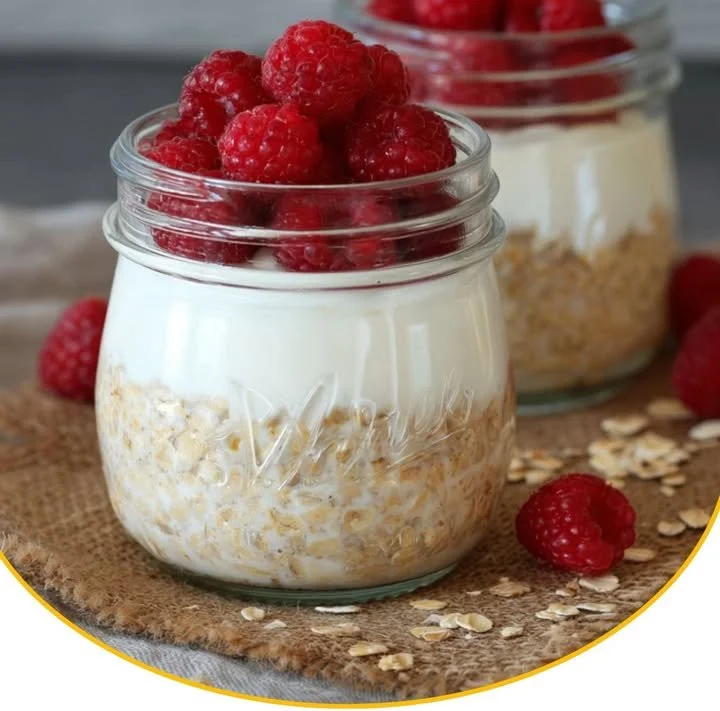 Übernacht-Haferflocken mit Joghurt in einer Schüssel, gesundes Frühstück.