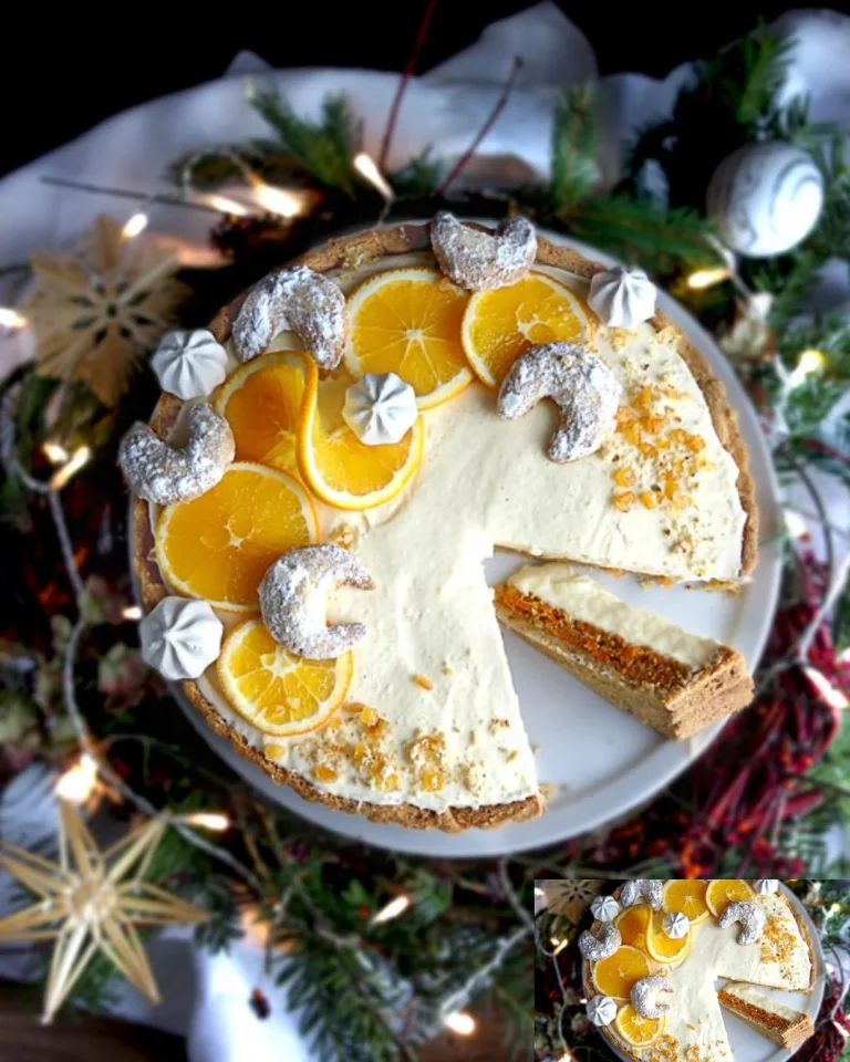 Vanillekipferl-Torte mit einer Garnitur aus Puderzucker und Mandeln