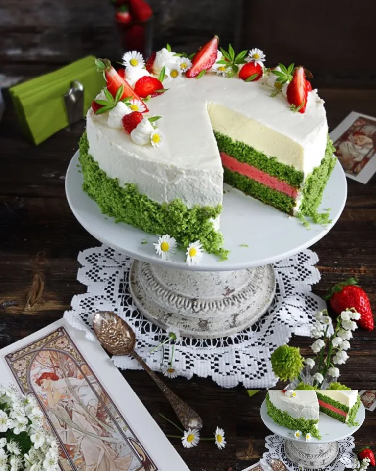 Waldmeistertorte mit Erdbeer- und Waldmeistercreme auf einem Teller dekoriert