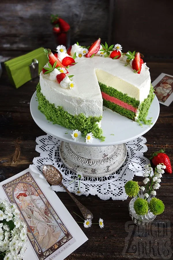 Waldmeistertorte mit Erdbeer- und Waldmeistercreme