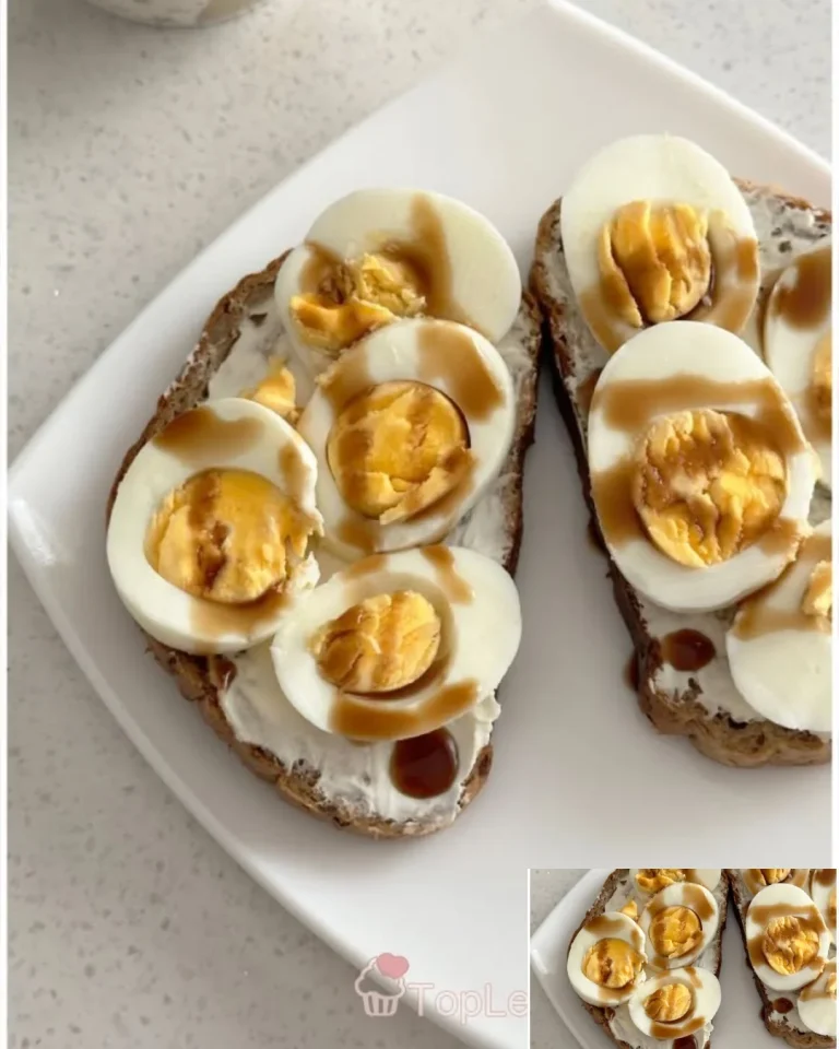 Weich gekochte Eier mit Maggi auf einem Teller serviert