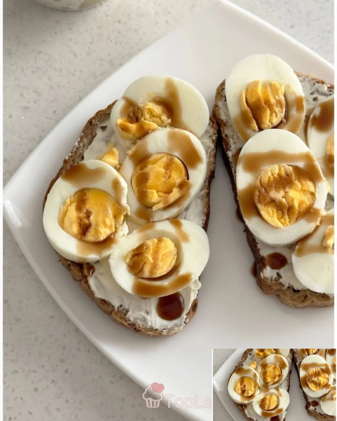 Weich gekochte Eier mit Maggi auf einem Teller serviert