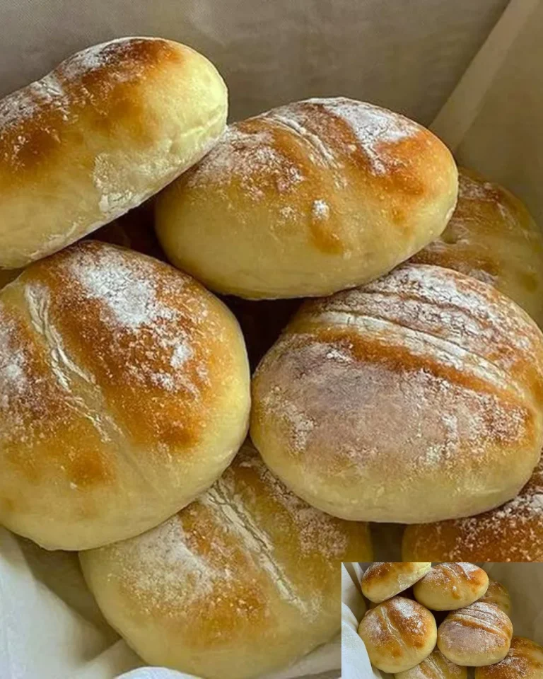 Weiche Frühstücksbrötchen frisch gebacken auf einem Tisch