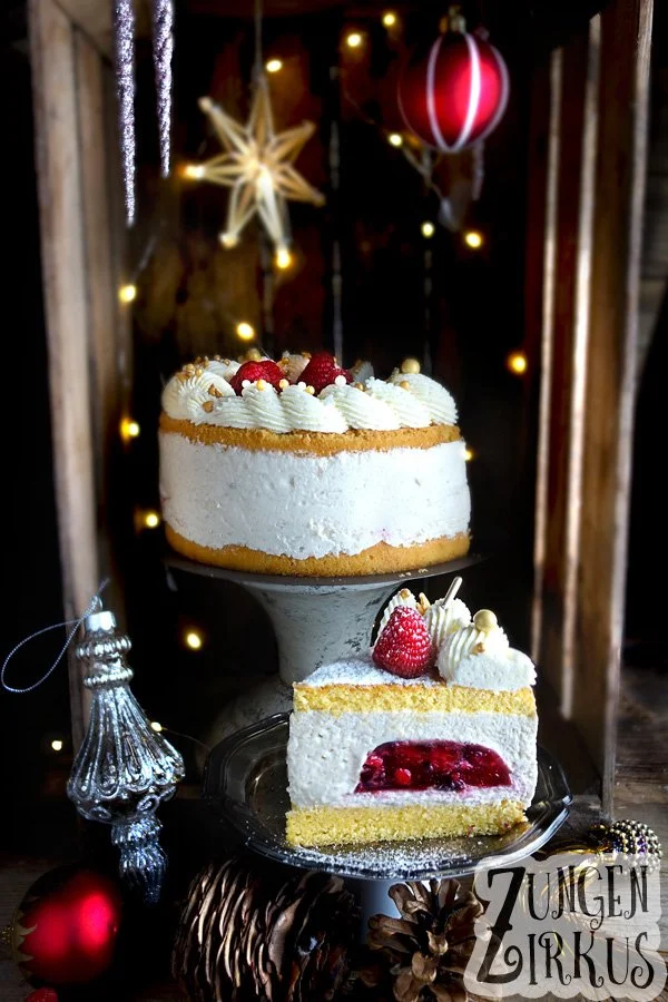 Winterliche Käsesahnetorte mit Roter Grütze