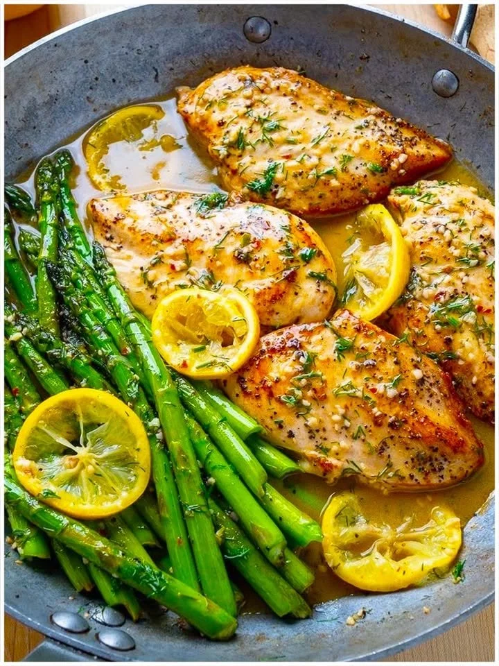 Zitronen-Dill-Butter-Hähnchen mit Knoblauch und Spargel auf einem Teller