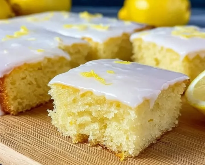 Saftiger Zitronenkuchen mit Zuckerguss auf einem Teller