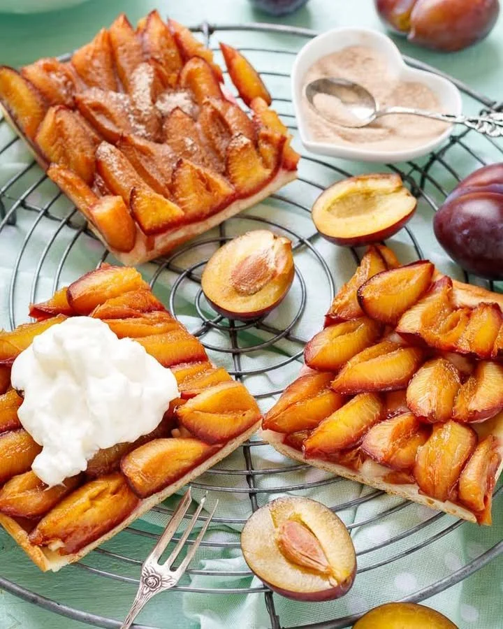 Saftiger Zwetschgenkuchen vom Blech mit frischen Zwetschgen