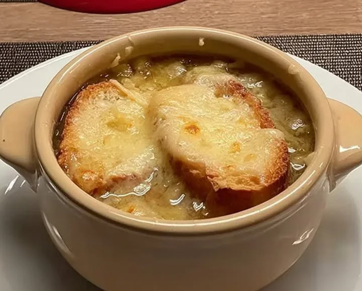 Zwiebel Suppe nach französischer Art