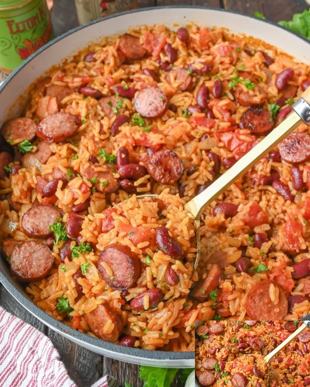 Schüssel mit Cajun Bohnen und Reis, präsentiert in einem rustikalen Setting.