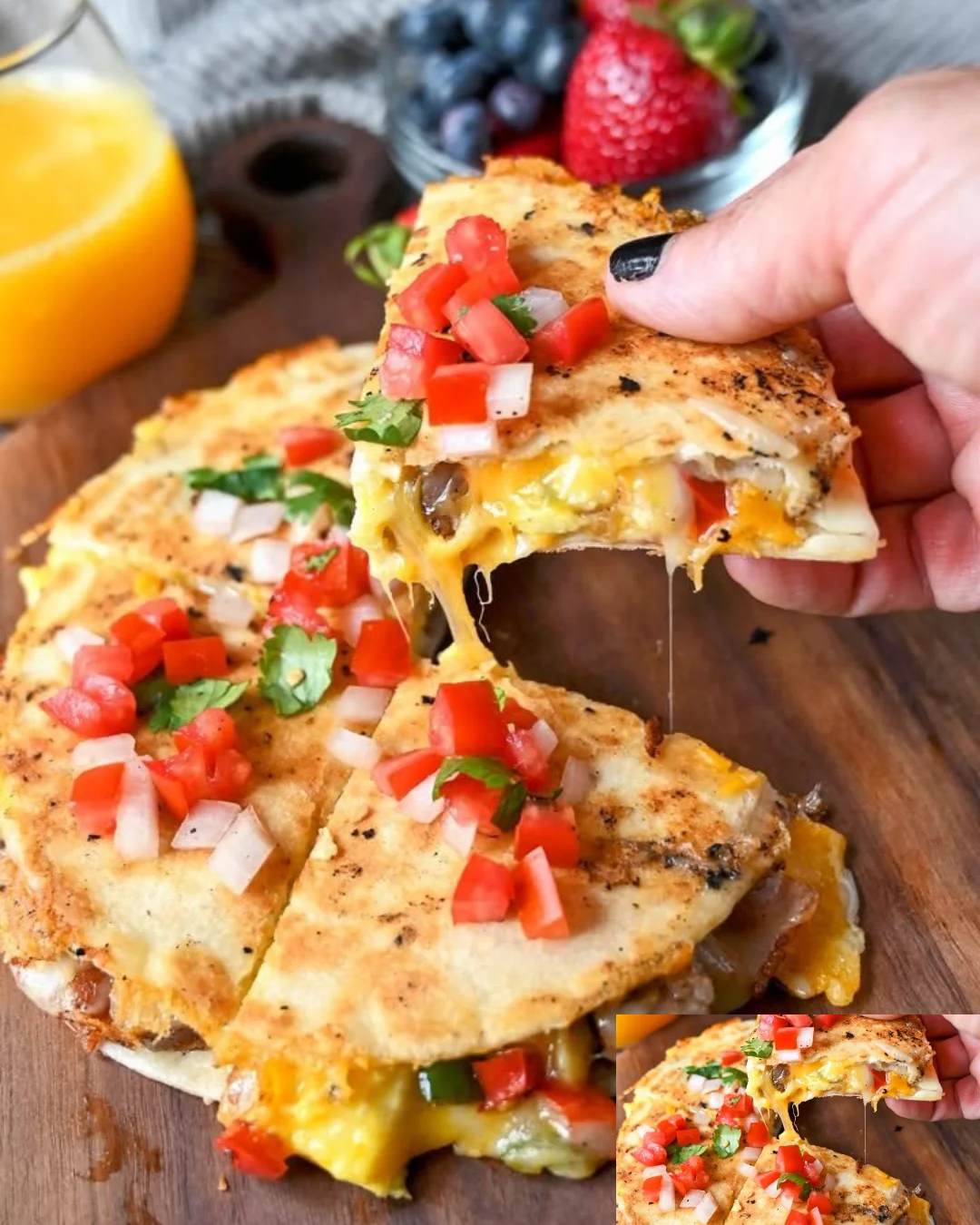 Leckere Frühstück Quesadillas mit Eiern und Käse auf einem Teller serviert.