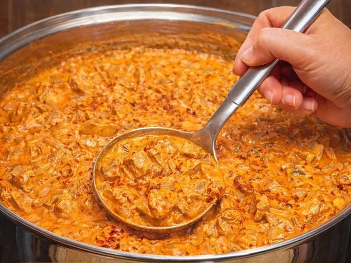 Schüssel mit köstlicher Hexensuppe voller Aromen und frischen Zutaten