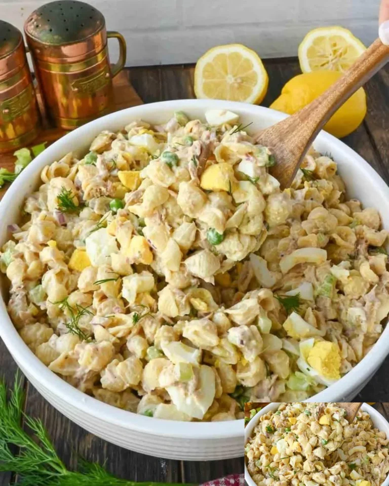 Leckerer Pasta Thunfischsalat auf einem Teller mit frischen Zutaten