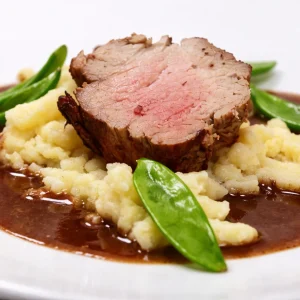 Authentieke Sauerbraten, Duits gekruid rundvleesgerecht met rijke smaak.