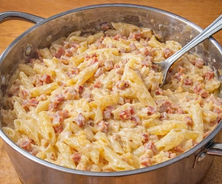 Schinken Nudeln mit Schmand auf einem Teller serviert