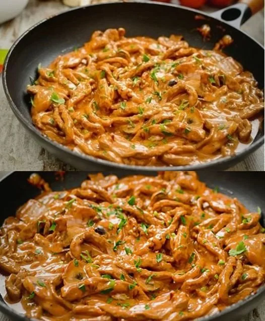 Schnitzelstreifen in cremiger Senfsahnesauce serviert auf einem Teller