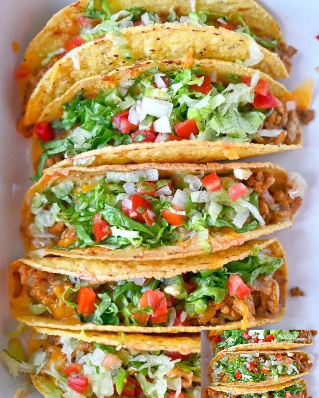 Überbackene Hühnertacos mit Käse und frischen Zutaten auf einem Teller.