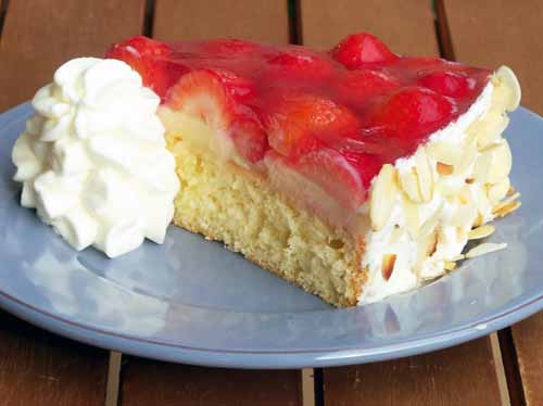 Erdbeerkuchen vom Blech – Saftiger Biskuit mit Buttercreme und frischen Erdbeeren
