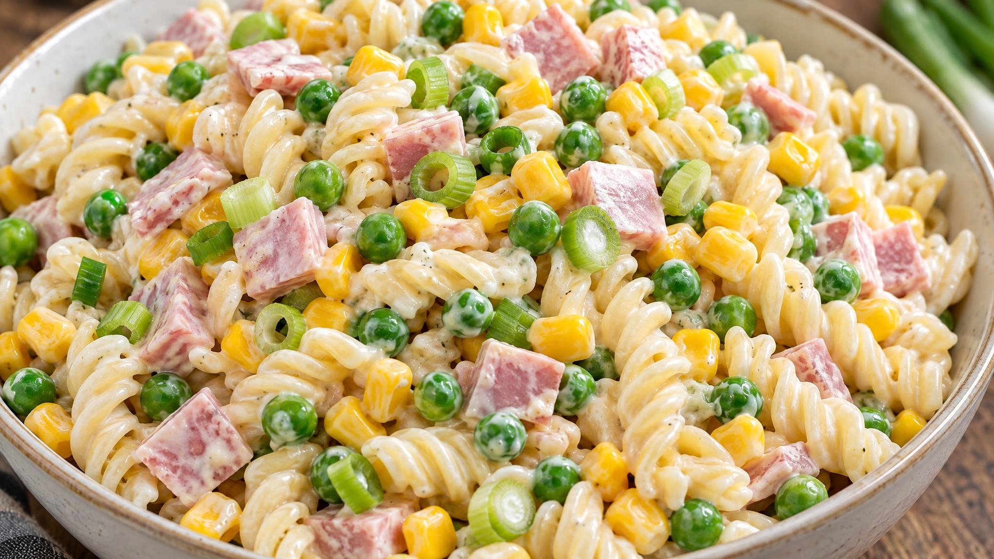 Nudelsalat mit Schinken, Erbsen und Mais